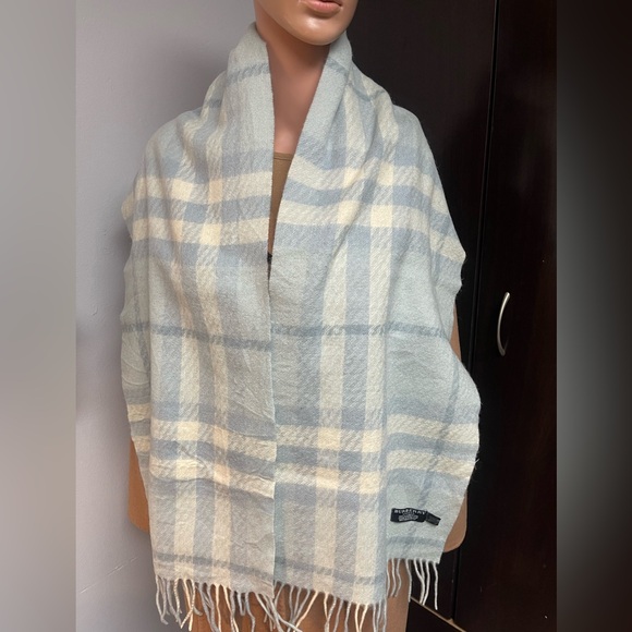 Authentic Burberry nova check wool scarf (D5034) - Picture 1 of 8